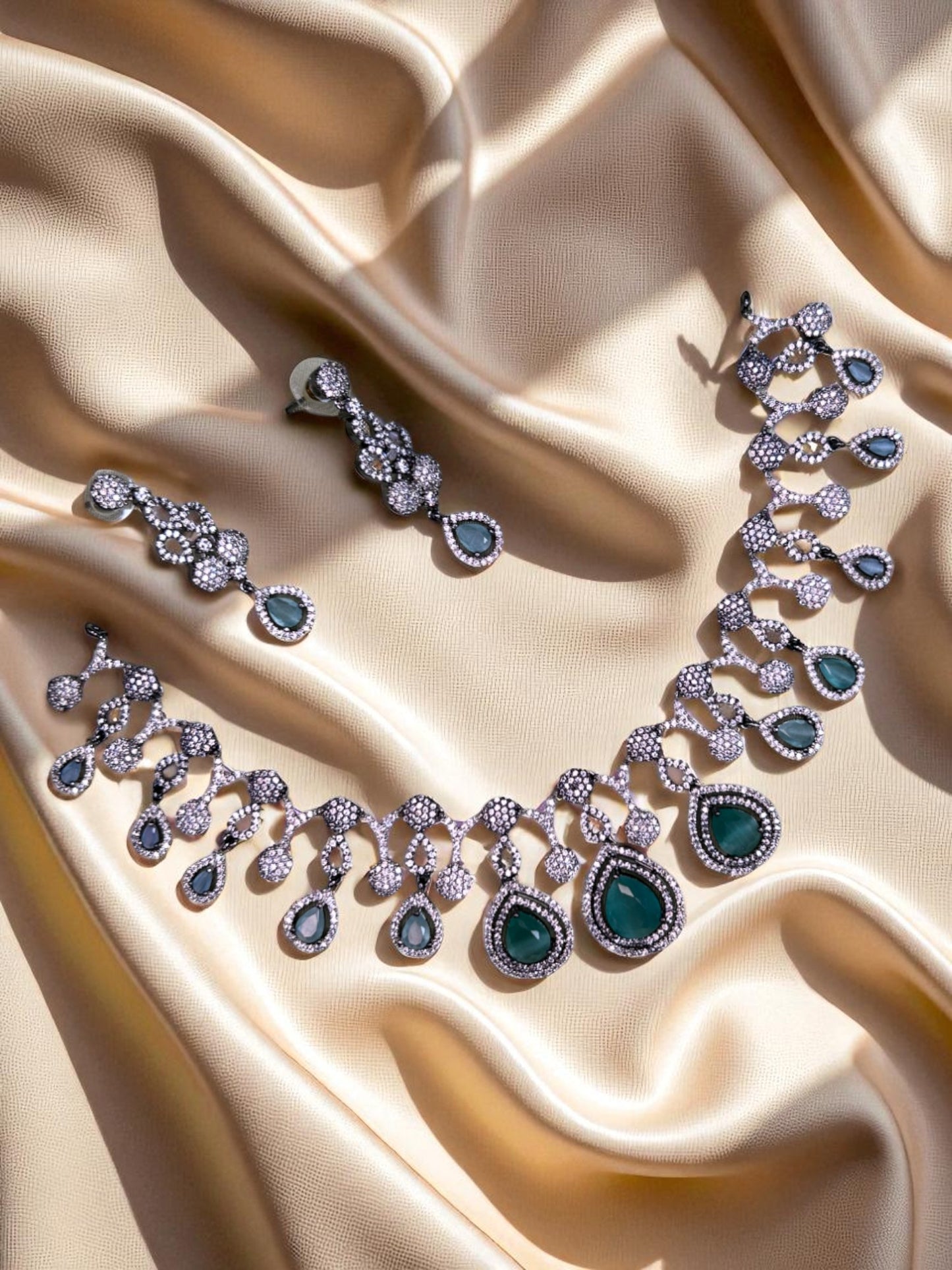 MINT GREEN VICTORIAN POLISH AD NECKLACE SET