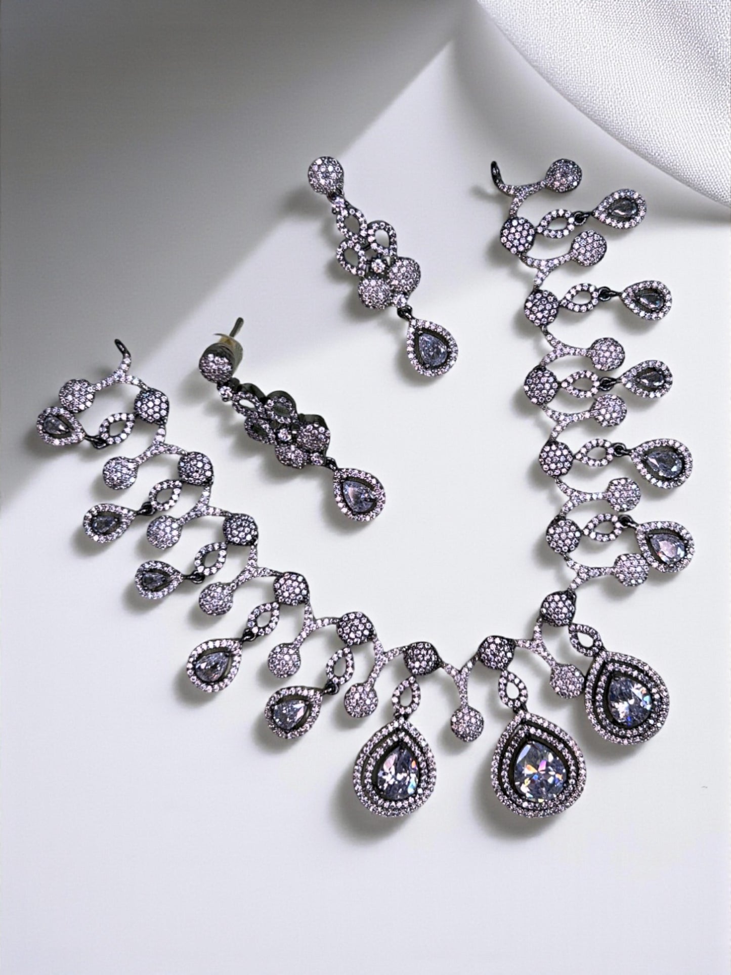 MINT GREEN VICTORIAN POLISH AD NECKLACE SET